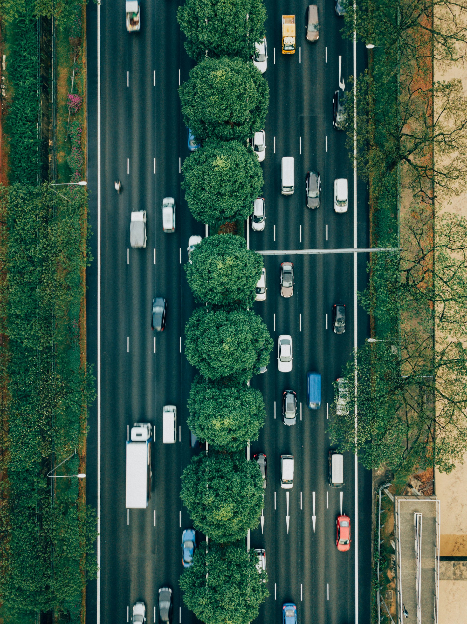 Lodret luftfoto af trafik på en flersporet vej